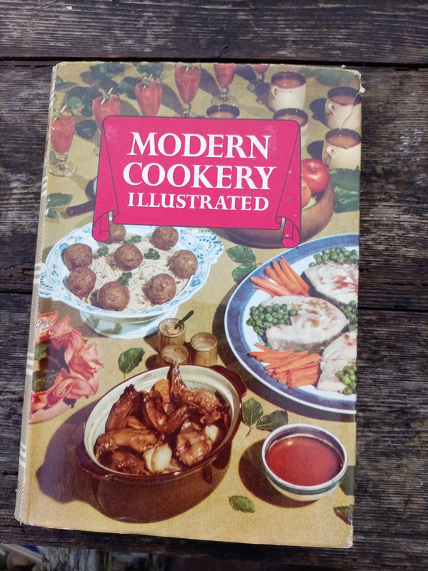 MODERN COOKERY. ILLUSTRATED VINTAGE KITCHENALIA HARDBACK BOOK. 630 PAGES. 1958