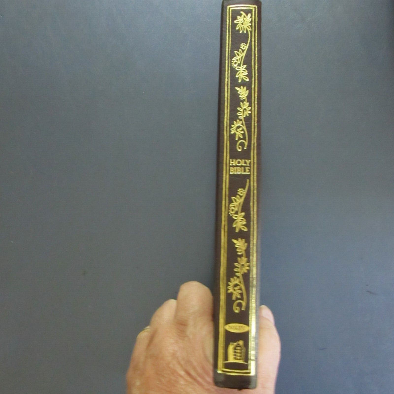 The Holy Bible NKJV gold-gilt snap edge hardcover Thomas Nelson, Inc. 1990 gallery