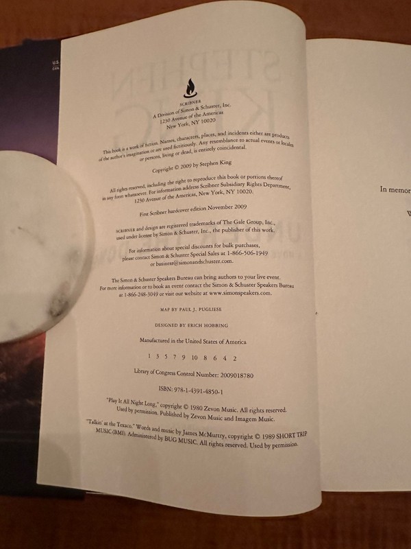 Stephen King -- Under the Dome -- 1st Ed., VG Condition -- Huge -- 1072 pages gallery