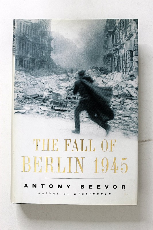 The Fall of Berlin 1945 Antony Beevor 2002 Illustrated WWII History