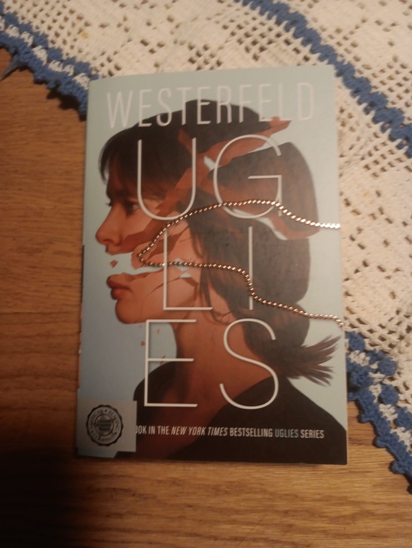 Scott Westerfeld Uglies First Book In The Uglies Series Paperback