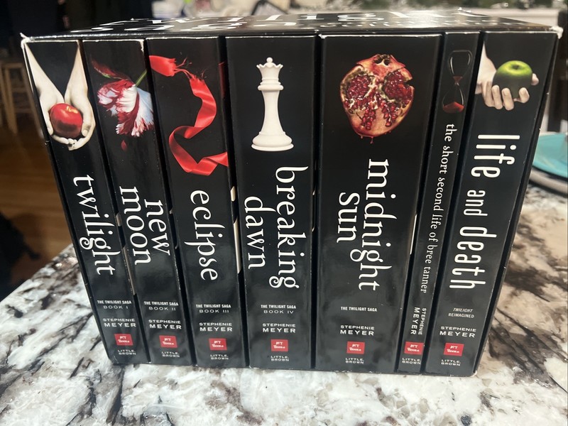 The Twilight Saga: The Complete Collection Boxed Set Paperbook 7 Books
