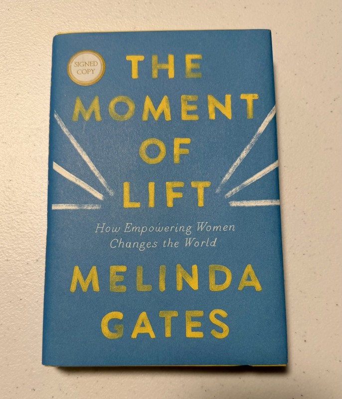 MELINDA GATES AUTOGRAPHED «THE MOMENT OF LIFT» 2019 EMPOWERING WOMEN MEMOIR