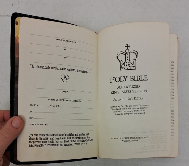 KJV Holy Bible Tyndale House Edition, First Printing 1981 #286A gallery