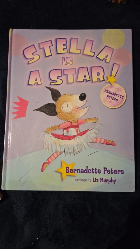 Stella Is a Star! by Bernadette Peters and Blue Apple Staff (2010, Hardcover)