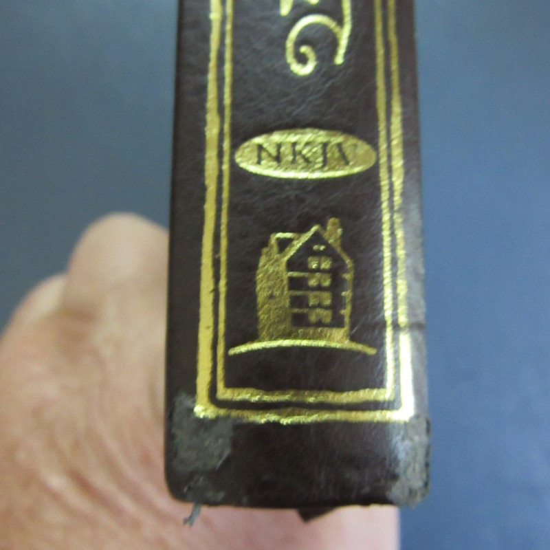 The Holy Bible NKJV gold-gilt snap edge hardcover Thomas Nelson, Inc. 1990 gallery