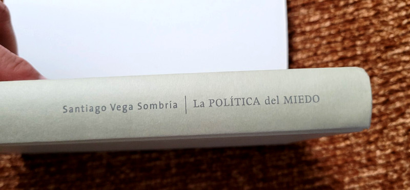 Santiago Vega Sombria: La política del miedo...(EX).Hardcover.In Spanish.(DJ). gallery