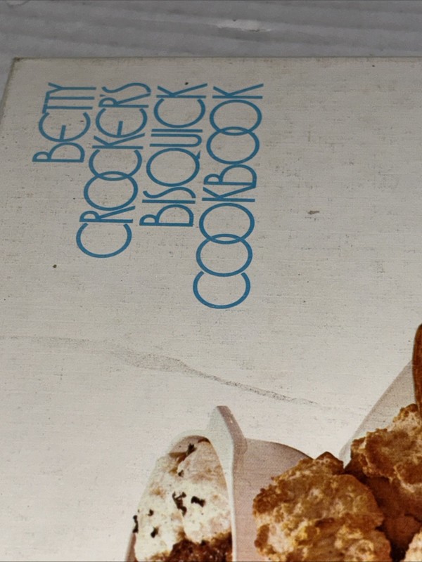 BETTY CROCKER BISQUICK COOKBOOK 1976 4th Print GENERAL MILLS Vtg Retro MCM Color gallery