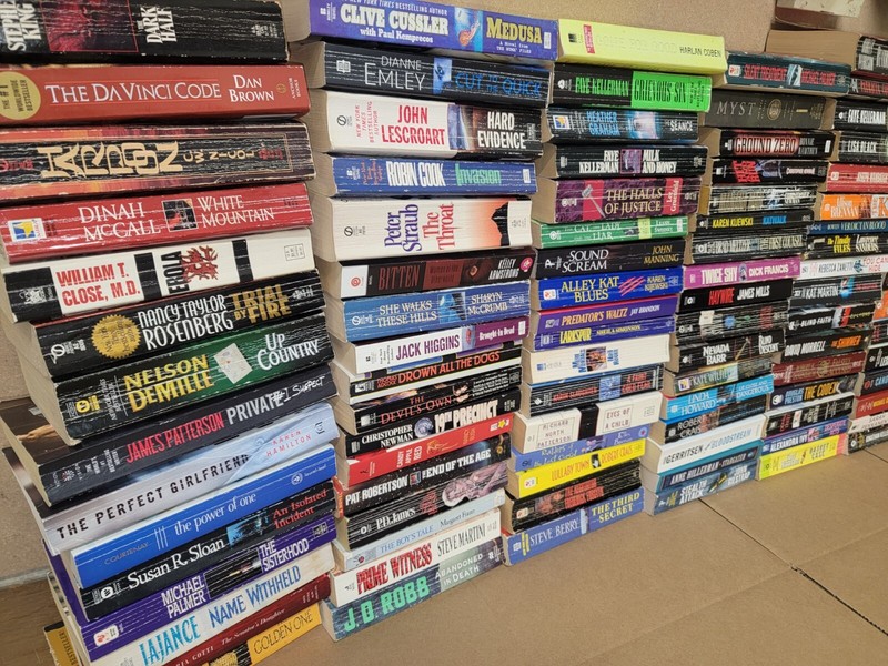 Lot of 100 Mystery Thriller Suspense Fiction Paperback Books RANDOM*MIX UNSORTED gallery