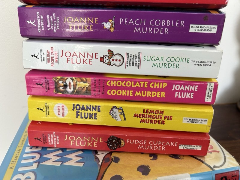 Lot of 8 Joanne Fluke Books- HANNAH SWENSON Mysteries/Recipes (1st 8 Of Series) gallery