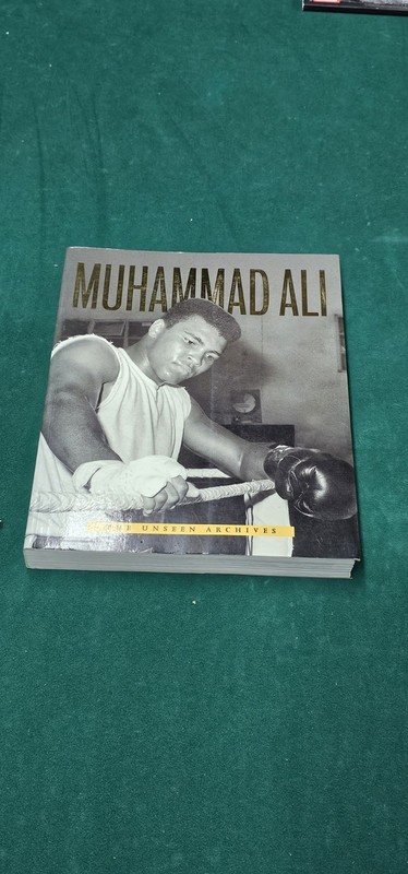 Muhammad Ali & Sports Memorabilia Book & Magazine Collection Lot - 5 Items gallery