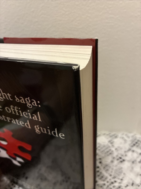 Twilight Saga Official Illustrated Guide Hardcover 1st Edition/Printing HCDJ gallery