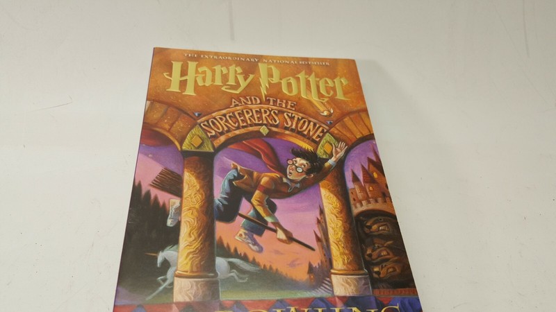 HARRY POTTER AND THE SORCERER'S STONE - ROWLING, J. K./ GRANDPRE, MARY (ILT) - N gallery