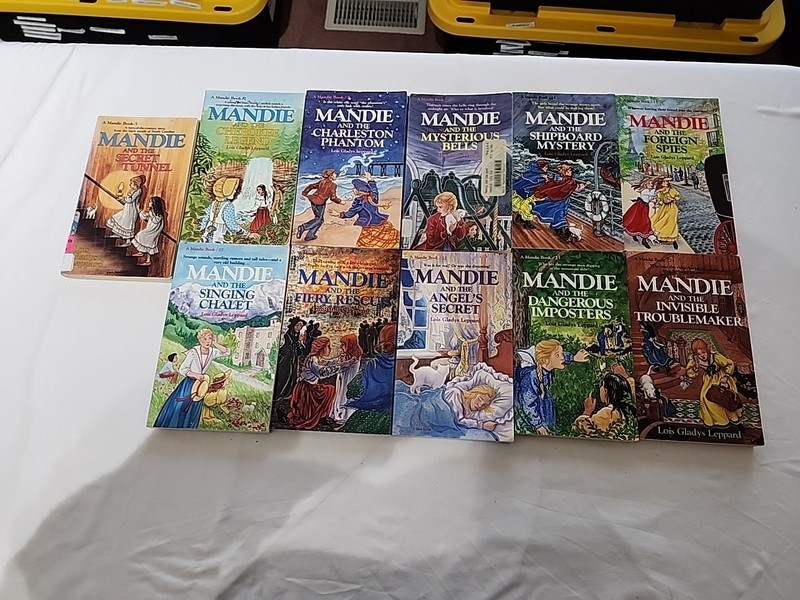 Lot Of 11 Vintage Mandie Books Lois Gladys Leppard Books 1 2 7 10 14 15 17 21-24