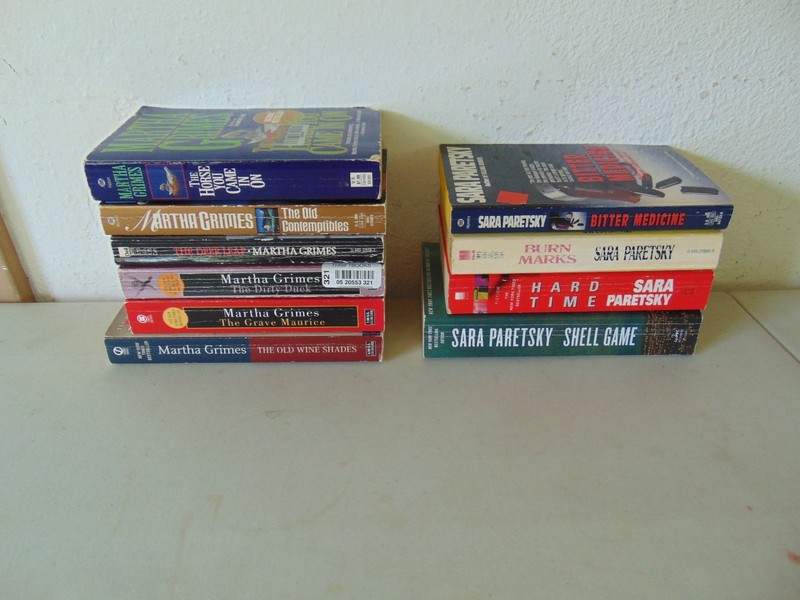 MARTHA GRIMES & SARA PARETSKY LOT OF 10 PAPERBACK BOOKS #18 gallery
