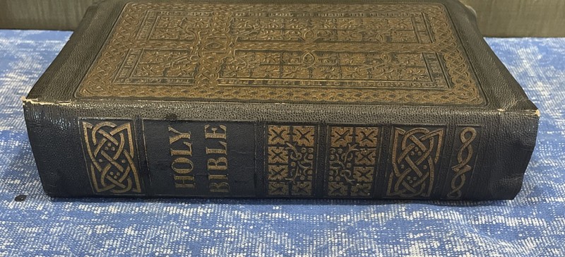 Vintage The HOLY BIBLE 1950 Golden Book Ed. INDEXED Illustrated KJV Red Letter gallery